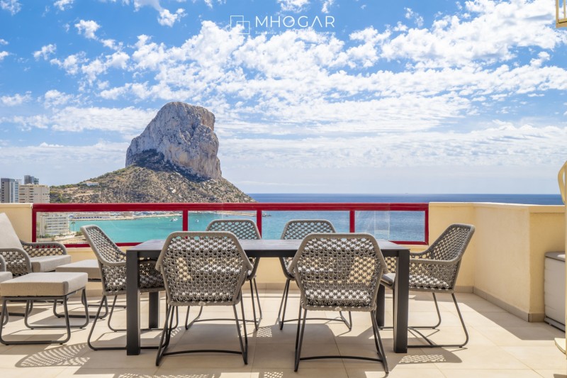 El cielo de Calpe a tus pies: ¡exclusivo ático dúplex de revista, frente al Mediterráneo! 
